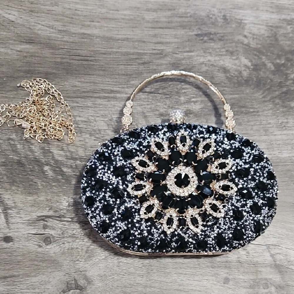 Elegant Black and Gold Crossbody Bag with Ornate Frame - Picture 10 of 11